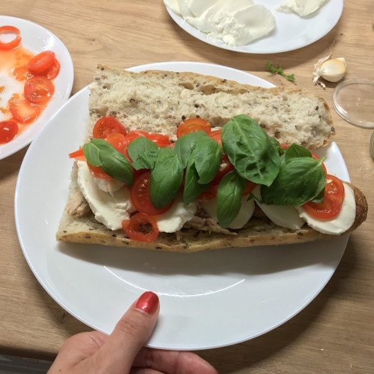 Tonhalas caprese szendvics recept